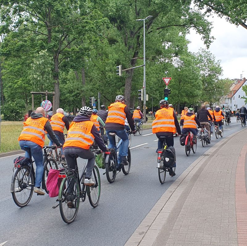 100 WESTprotest-Westen bei ADFC Sternfahrt auf der Straße